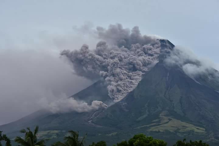 Spotlights around Mayon Volcano? No way, Albayanos say