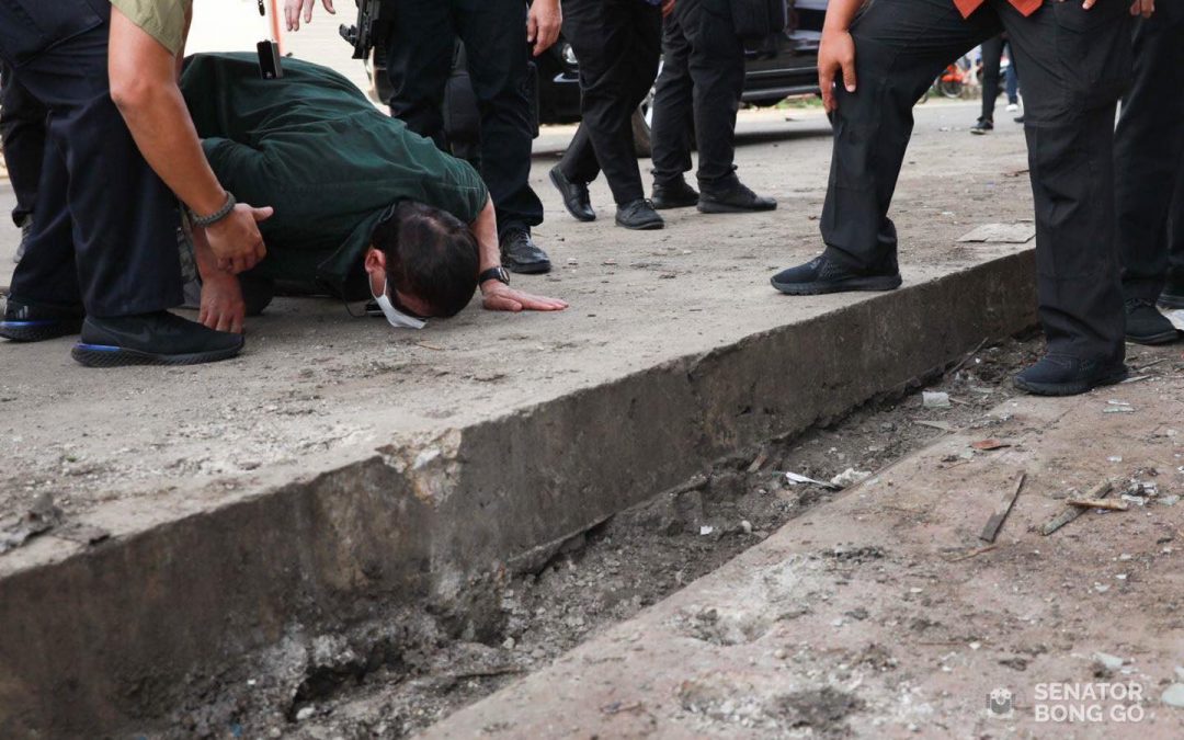 Duterte kisses ground of Jolo twin bombings site