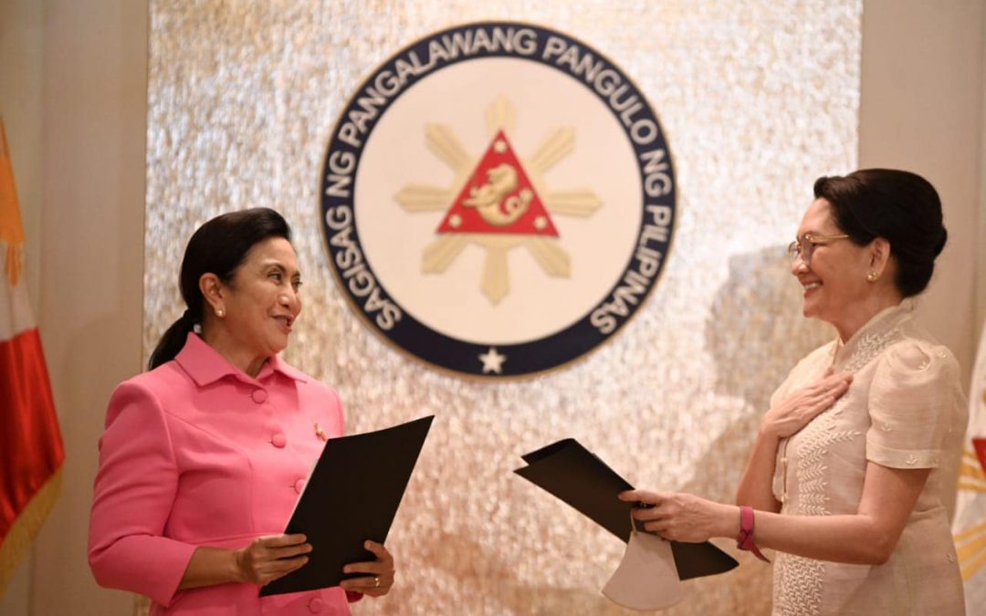 Robredo passes opposition leadership role to Hontiveros