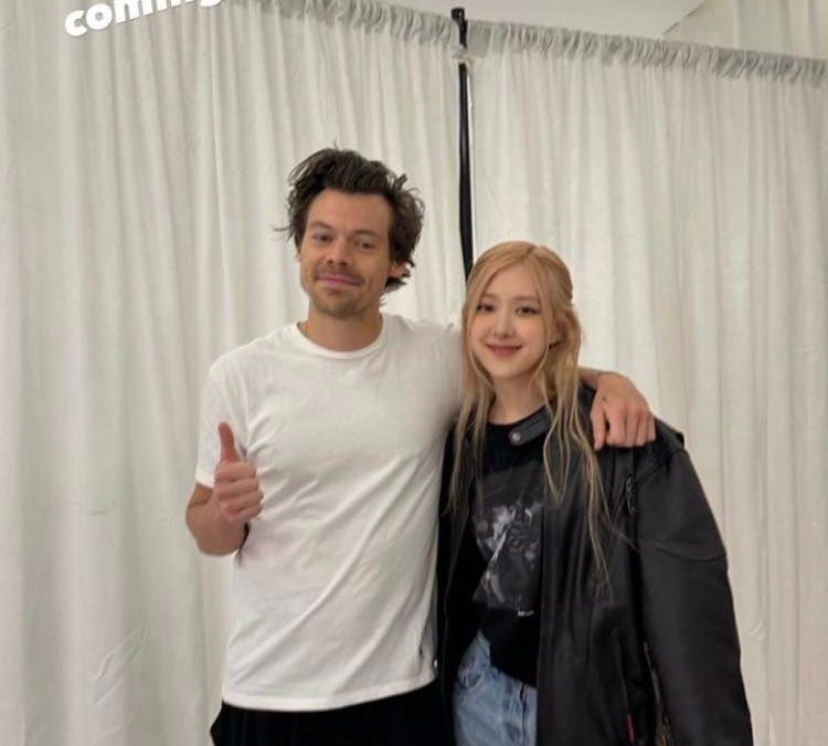 Rosé meets Harry Styles during his concert